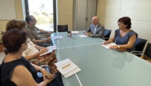 Reunión de Jesús Carbonell con 'Amics de la Malva', vecinos de la Malvarrosa